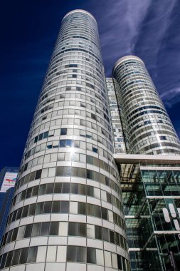 Paris, Fransa - 12 Eylül 2022 La Defense şehri ve mimarisi, Paris 'te yer alan bir iş bölgesi, gökdelenler yamacın merkezindeki ünlü kemeri çevrelediler.