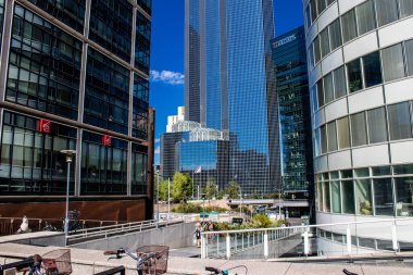 Paris, Fransa - 12 Eylül 2022 La Defense şehri ve mimarisi, Paris 'te yer alan bir iş bölgesi, gökdelenler yamacın merkezindeki ünlü kemeri çevrelediler.