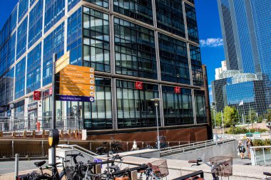 Paris, Fransa - 12 Eylül 2022 La Defense şehri ve mimarisi, Paris 'te yer alan bir iş bölgesi, gökdelenler yamacın merkezindeki ünlü kemeri çevrelediler.