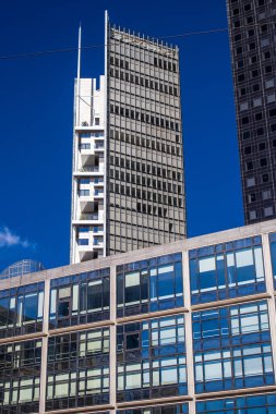 Paris, Fransa - 12 Eylül 2022 La Defense şehri ve mimarisi, Paris 'te yer alan bir iş bölgesi, gökdelenler yamacın merkezindeki ünlü kemeri çevrelediler.