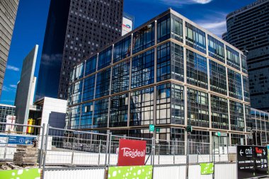 Paris, Fransa - 12 Eylül 2022 La Defense şehri ve mimarisi, Paris 'te yer alan bir iş bölgesi, gökdelenler yamacın merkezindeki ünlü kemeri çevrelediler.