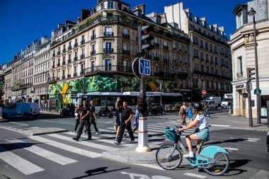 Paris, Fransa - 12 Eylül 2022 Sokaklarda bisiklet kullanan insanlar, Parisliler ve turistler tarafından yaygın olarak kullanılıyor, başkentte bu ulaşım modelini desteklemek için birçok bisiklet yolu mevcuttur