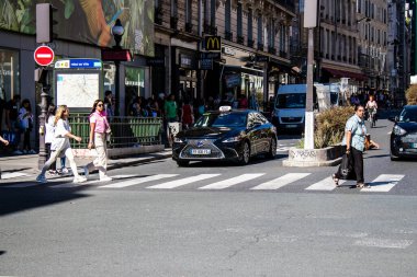 Paris, Fransa - 14 Eylül 2022 Paris sokaklarında araba sürerken, bu ulaşım şekli Parisliler ve turistler tarafından yaygın olarak kullanılmaktadır.