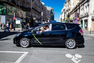 Paris, Fransa - 14 Eylül 2022 Paris sokaklarında araba sürerken, bu ulaşım şekli Parisliler ve turistler tarafından yaygın olarak kullanılmaktadır.
