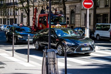 Paris, Fransa - 14 Eylül 2022 Paris sokaklarında araba sürerken, bu ulaşım şekli Parisliler ve turistler tarafından yaygın olarak kullanılmaktadır.