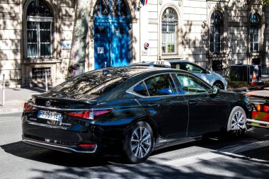 Paris, Fransa - 14 Eylül 2022 Paris sokaklarında araba sürerken, bu ulaşım şekli Parisliler ve turistler tarafından yaygın olarak kullanılmaktadır.