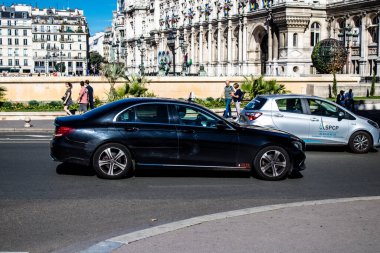 Paris, Fransa - 14 Eylül 2022 Paris sokaklarında araba sürerken, bu ulaşım şekli Parisliler ve turistler tarafından yaygın olarak kullanılmaktadır.