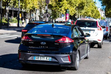 Paris, Fransa - 14 Eylül 2022 Paris sokaklarında araba sürerken, bu ulaşım şekli Parisliler ve turistler tarafından yaygın olarak kullanılmaktadır.