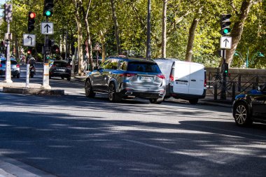 Paris, Fransa - 14 Eylül 2022 Paris sokaklarında araba sürerken, bu ulaşım şekli Parisliler ve turistler tarafından yaygın olarak kullanılmaktadır.