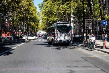 Paris, Fransa - 14 Eylül 2022 Paris sokaklarından geçen otobüsler ucuzdur ve sizi başkentin herhangi bir yerine oldukça çabuk bırakırlar, otobüslerinin çoğu benzinle çalışır.