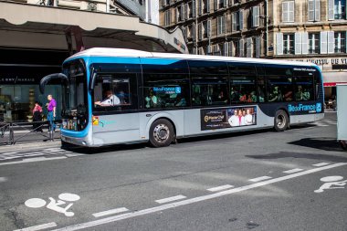 Paris, Fransa - 14 Eylül 2022 Paris sokaklarından geçen otobüsler ucuzdur ve sizi başkentin herhangi bir yerine oldukça çabuk bırakırlar, otobüslerinin çoğu benzinle çalışır.