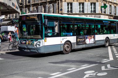 Paris, Fransa - 14 Eylül 2022 Paris sokaklarından geçen otobüsler ucuzdur ve sizi başkentin herhangi bir yerine oldukça çabuk bırakırlar, otobüslerinin çoğu benzinle çalışır.