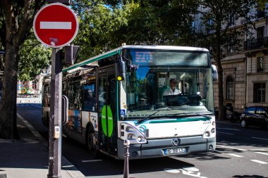 Paris, Fransa - 14 Eylül 2022 Paris sokaklarından geçen otobüsler ucuzdur ve sizi başkentin herhangi bir yerine oldukça çabuk bırakırlar, otobüslerinin çoğu benzinle çalışır.