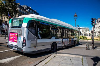 Paris, Fransa - 14 Eylül 2022 Paris sokaklarından geçen otobüsler ucuzdur ve sizi başkentin herhangi bir yerine oldukça çabuk bırakırlar, otobüslerinin çoğu benzinle çalışır.