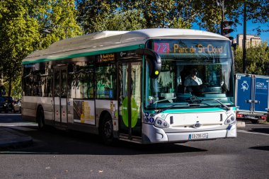 Paris, Fransa - 14 Eylül 2022 Paris sokaklarından geçen otobüsler ucuzdur ve sizi başkentin herhangi bir yerine oldukça çabuk bırakırlar, otobüslerinin çoğu benzinle çalışır.