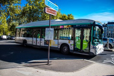 Paris, Fransa - 14 Eylül 2022 Paris sokaklarından geçen otobüsler ucuzdur ve sizi başkentin herhangi bir yerine oldukça çabuk bırakırlar, otobüslerinin çoğu benzinle çalışır.