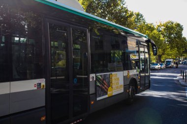 Paris, Fransa - 14 Eylül 2022 Paris sokaklarından geçen otobüsler ucuzdur ve sizi başkentin herhangi bir yerine oldukça çabuk bırakırlar, otobüslerinin çoğu benzinle çalışır.