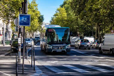 Paris, Fransa - 14 Eylül 2022 Paris sokaklarından geçen otobüsler ucuzdur ve sizi başkentin herhangi bir yerine oldukça çabuk bırakırlar, otobüslerinin çoğu benzinle çalışır.