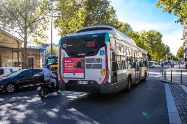 Paris, Fransa - 14 Eylül 2022 Paris sokaklarından geçen otobüsler ucuzdur ve sizi başkentin herhangi bir yerine oldukça çabuk bırakırlar, otobüslerinin çoğu benzinle çalışır.