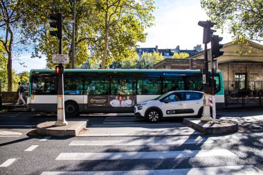 Paris, Fransa - 14 Eylül 2022 Paris sokaklarından geçen otobüsler ucuzdur ve sizi başkentin herhangi bir yerine oldukça çabuk bırakırlar, otobüslerinin çoğu benzinle çalışır.