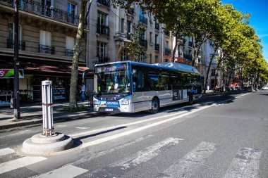 Paris, Fransa - 14 Eylül 2022 Paris sokaklarından geçen otobüsler ucuzdur ve sizi başkentin herhangi bir yerine oldukça çabuk bırakırlar, otobüslerinin çoğu benzinle çalışır.