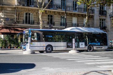 Paris, Fransa - 14 Eylül 2022 Paris sokaklarından geçen otobüsler ucuzdur ve sizi başkentin herhangi bir yerine oldukça çabuk bırakırlar, otobüslerinin çoğu benzinle çalışır.