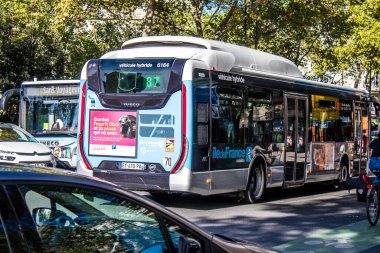 Paris, Fransa - 14 Eylül 2022 Paris sokaklarından geçen otobüsler ucuzdur ve sizi başkentin herhangi bir yerine oldukça çabuk bırakırlar, otobüslerinin çoğu benzinle çalışır.