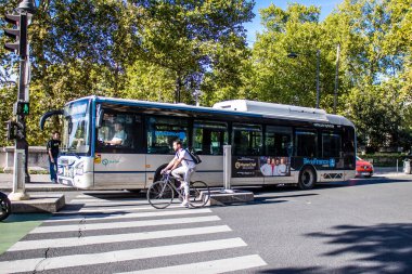 Paris, Fransa - 14 Eylül 2022 Paris sokaklarından geçen otobüsler ucuzdur ve sizi başkentin herhangi bir yerine oldukça çabuk bırakırlar, otobüslerinin çoğu benzinle çalışır.
