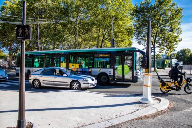 Paris, Fransa - 14 Eylül 2022 Paris sokaklarından geçen otobüsler ucuzdur ve sizi başkentin herhangi bir yerine oldukça çabuk bırakırlar, otobüslerinin çoğu benzinle çalışır.