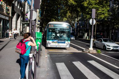 Paris, Fransa - 14 Eylül 2022 Paris sokaklarından geçen otobüsler ucuzdur ve sizi başkentin herhangi bir yerine oldukça çabuk bırakırlar, otobüslerinin çoğu benzinle çalışır.
