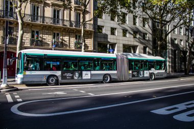 Paris, Fransa - 14 Eylül 2022 Paris sokaklarından geçen otobüsler ucuzdur ve sizi başkentin herhangi bir yerine oldukça çabuk bırakırlar, otobüslerinin çoğu benzinle çalışır.