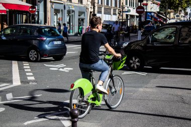 Paris, Fransa - 12 Eylül 2022 Sokaklarda bisiklet kullanan insanlar, Parisliler ve turistler tarafından yaygın olarak kullanılıyor, başkentte bu ulaşım modelini desteklemek için birçok bisiklet yolu mevcuttur