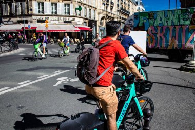 Paris, Fransa - 12 Eylül 2022 Sokaklarda bisiklet kullanan insanlar, Parisliler ve turistler tarafından yaygın olarak kullanılıyor, başkentte bu ulaşım modelini desteklemek için birçok bisiklet yolu mevcuttur