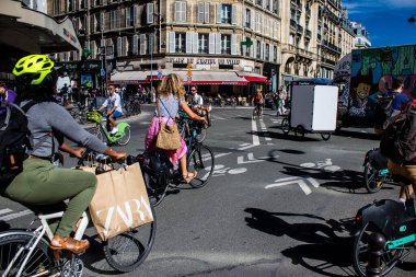 Paris, Fransa - 12 Eylül 2022 Sokaklarda bisiklet kullanan insanlar, Parisliler ve turistler tarafından yaygın olarak kullanılıyor, başkentte bu ulaşım modelini desteklemek için birçok bisiklet yolu mevcuttur