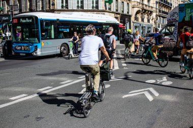 Paris, Fransa - 12 Eylül 2022 Sokaklarda bisiklet kullanan insanlar, Parisliler ve turistler tarafından yaygın olarak kullanılıyor, başkentte bu ulaşım modelini desteklemek için birçok bisiklet yolu mevcuttur
