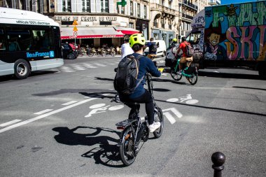 Paris, Fransa - 12 Eylül 2022 Sokaklarda bisiklet kullanan insanlar, Parisliler ve turistler tarafından yaygın olarak kullanılıyor, başkentte bu ulaşım modelini desteklemek için birçok bisiklet yolu mevcuttur