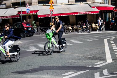 Paris, Fransa - 12 Eylül 2022 Sokaklarda bisiklet kullanan insanlar, Parisliler ve turistler tarafından yaygın olarak kullanılıyor, başkentte bu ulaşım modelini desteklemek için birçok bisiklet yolu mevcuttur