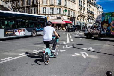Paris, Fransa - 12 Eylül 2022 Sokaklarda bisiklet kullanan insanlar, Parisliler ve turistler tarafından yaygın olarak kullanılıyor, başkentte bu ulaşım modelini desteklemek için birçok bisiklet yolu mevcuttur