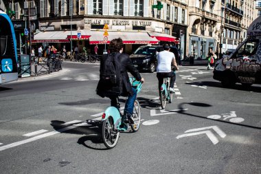 Paris, Fransa - 12 Eylül 2022 Sokaklarda bisiklet kullanan insanlar, Parisliler ve turistler tarafından yaygın olarak kullanılıyor, başkentte bu ulaşım modelini desteklemek için birçok bisiklet yolu mevcuttur