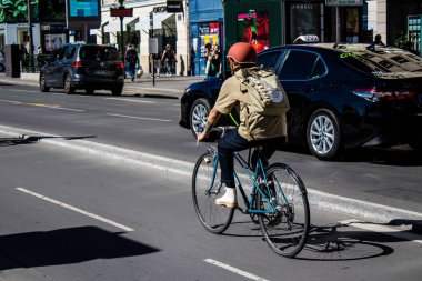 Paris, Fransa - 12 Eylül 2022 Sokaklarda bisiklet kullanan insanlar, Parisliler ve turistler tarafından yaygın olarak kullanılıyor, başkentte bu ulaşım modelini desteklemek için birçok bisiklet yolu mevcuttur