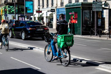 Paris, Fransa - 12 Eylül 2022 Sokaklarda bisiklet kullanan insanlar, Parisliler ve turistler tarafından yaygın olarak kullanılıyor, başkentte bu ulaşım modelini desteklemek için birçok bisiklet yolu mevcuttur