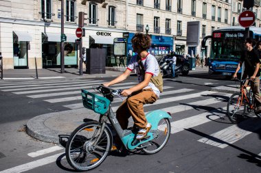 Paris, Fransa - 12 Eylül 2022 Sokaklarda bisiklet kullanan insanlar, Parisliler ve turistler tarafından yaygın olarak kullanılıyor, başkentte bu ulaşım modelini desteklemek için birçok bisiklet yolu mevcuttur