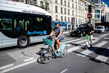 Paris, Fransa - 12 Eylül 2022 Sokaklarda bisiklet kullanan insanlar, Parisliler ve turistler tarafından yaygın olarak kullanılıyor, başkentte bu ulaşım modelini desteklemek için birçok bisiklet yolu mevcuttur