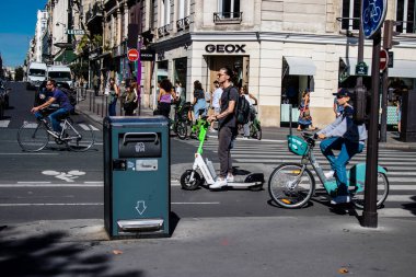 Paris, Fransa - 12 Eylül 2022 Sokaklarda bisiklet kullanan insanlar, Parisliler ve turistler tarafından yaygın olarak kullanılıyor, başkentte bu ulaşım modelini desteklemek için birçok bisiklet yolu mevcuttur