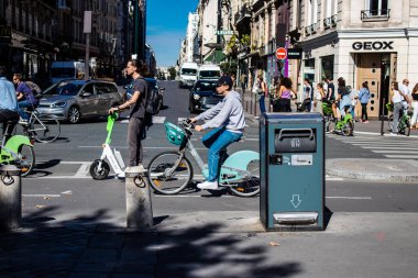 Paris, Fransa - 12 Eylül 2022 Sokaklarda bisiklet kullanan insanlar, Parisliler ve turistler tarafından yaygın olarak kullanılıyor, başkentte bu ulaşım modelini desteklemek için birçok bisiklet yolu mevcuttur