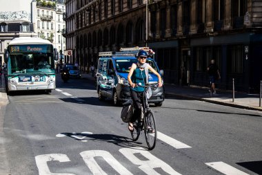 Paris, Fransa - 12 Eylül 2022 Sokaklarda bisiklet kullanan insanlar, Parisliler ve turistler tarafından yaygın olarak kullanılıyor, başkentte bu ulaşım modelini desteklemek için birçok bisiklet yolu mevcuttur