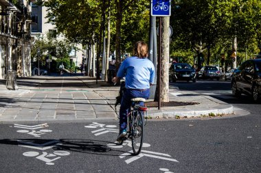Paris, Fransa - 12 Eylül 2022 Sokaklarda bisiklet kullanan insanlar, Parisliler ve turistler tarafından yaygın olarak kullanılıyor, başkentte bu ulaşım modelini desteklemek için birçok bisiklet yolu mevcuttur