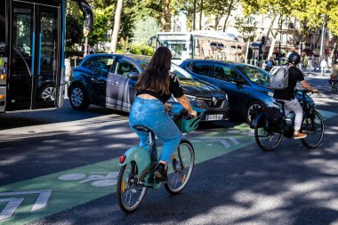 Paris, Fransa - 12 Eylül 2022 Sokaklarda bisiklet kullanan insanlar, Parisliler ve turistler tarafından yaygın olarak kullanılıyor, başkentte bu ulaşım modelini desteklemek için birçok bisiklet yolu mevcuttur