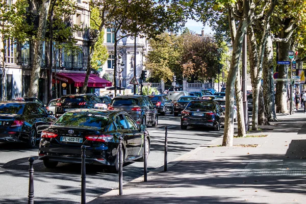 프랑스 2022 파리의 거리를 달리는 관광객들이 사용하는 교통수단은 시에서 경쟁하는 — 스톡 사진