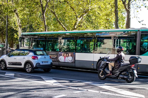 Paris, Fransa - 14 Eylül 2022 Paris sokaklarından geçen otobüsler ucuzdur ve sizi başkentin herhangi bir yerine oldukça çabuk bırakırlar, otobüslerinin çoğu benzinle çalışır.